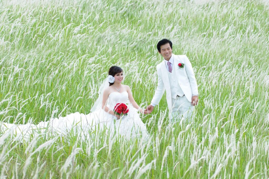 Natural wedding photo poses